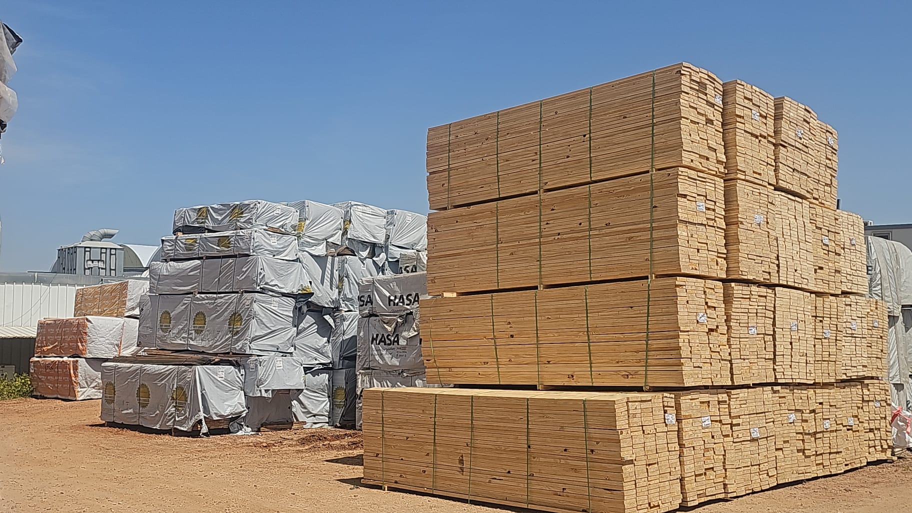 מחסן העצים של אדיב — ערימות לוחות וקורות עץ